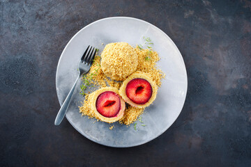 Traditioneller österreichischer Zwetschgenknödel mit einer Backpflaume im Teigmantel und...