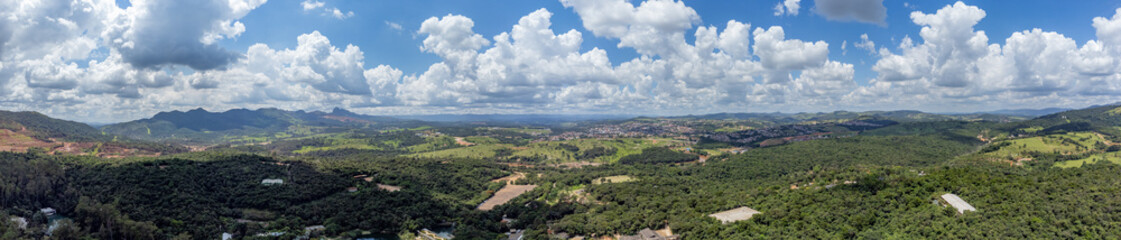 Vista aérea panorâmica do Instituto Inhotim. Sede de um dos mais importantes acervos de arte contemporânea do Brasil e considerado o maior museu a céu aberto do mundo.  Brumadinho, MG.