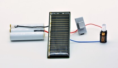 Conexión de una placa de energía solar fotovoltaica a baterías y bombilla