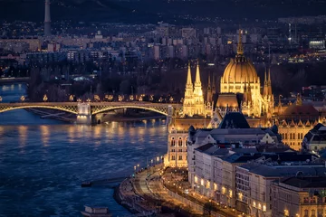 Rolgordijnen Elevated night view of the illuminated Hungarian Parliament Building at river Danube in Budapest  © moofushi