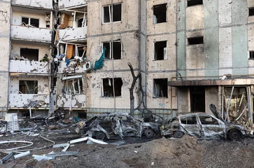 Foto op Aluminium Residential building after Russian rocket attack on Kyiv © misu