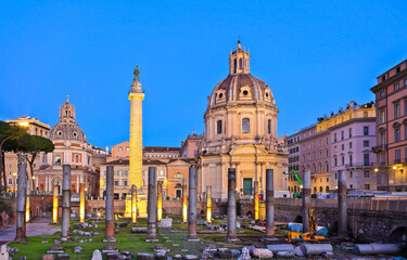Obraz premium Before sunrise in Trajan's Forum, or Foro Traiano, an imperial forum built in ancient Rome by Emperor Trajan in 113 AD.