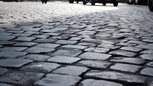 Tipica strada di Roma con gli storici Sampietrini. Italia.
Vista dal basso dei sampietrini a roma.