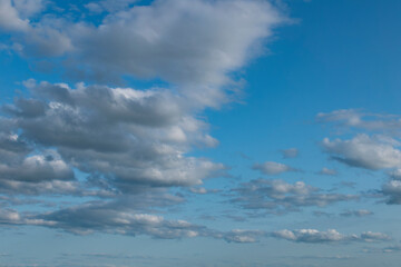 ciel bleu et nuages blancs