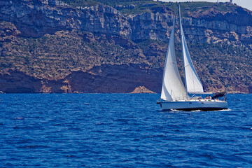 Segelschiff vor der südfranzösischen Mittelmeerküste bei La Ciotat