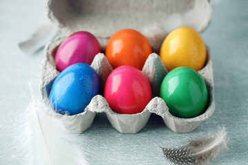 Osterzeit - gefärbte Eier im Karton