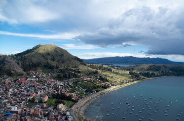 Obraz premium La ville de copacabana et le lac titicaca en Bolivie