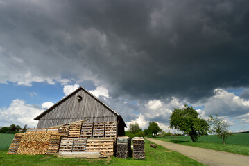 Fototapeta premium Wolken, Gewitterwolken, Cirruswolken, Cumuluswolken, Haufenwolken, Abendwolken, in den Farben weiß, grau, orange, grau, blau, rot, voilett, pink