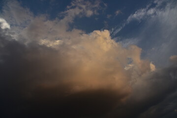 Obraz premium Wolken, Gewitterwolken, Cirruswolken, Cumuluswolken, Haufenwolken, Abendwolken, in den Farben weiß, grau, orange, grau, blau, rot, voilett, pink