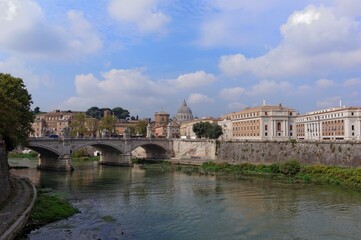 Fototapeta na wymiar Blick von der Engelsbrücke auf den Petersdom in Rom