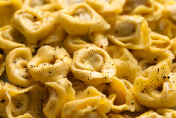 Tortellini al burro, cibo italiano 