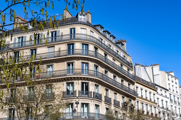 Fototapeta na wymiar Paris, beautiful buildings, near the Palais-Royal, in the 2e arrondissement, blue sky 
