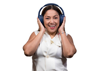 Mujer latina escuchando música en audifonos, toma cerrada en fondo blanco