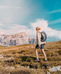 Piesza wędrówka kobiety w górach , Dolomitach . Na szlaku turystycznym wycieczka górska z plecakiem. Treking po górach - obrazy, fototapety, plakaty
