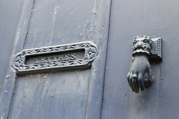 heurtoir marteau de porte ancien et boite aux lettres