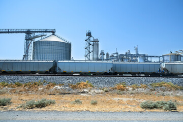 Obraz premium railway and factory next to the highway.