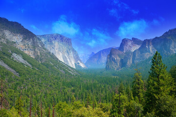 Fototapeta premium Views on hiking trail to Vernal fall.