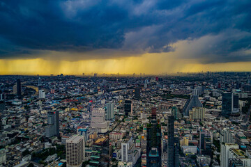 曇天の空とバンコクの街（タイ王国）