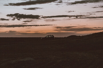 Obraz premium auto en el atardecer