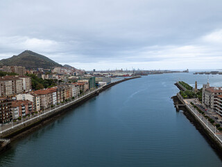 Vistas de la ciudad de Bilbao, junto al mar azul, verano 2020