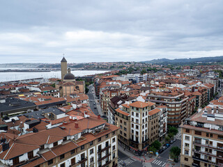 Fototapeta na wymiar Vista aérea de las calles de la ciudad de Bilbao, junto al mar, verano 2020