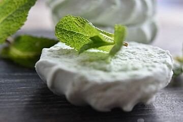 green mint leaf on half an apple marshmallow