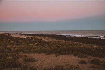 Atardecer rosado en mar argentino