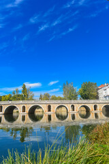 Alte Brücke über dem Fluss Nabão in Tomar, Portugal 