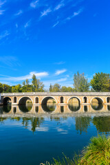 Fototapeta na wymiar Alte Brücke über dem Fluss Nabão in Tomar, Portugal 