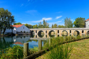 Alte Br&uuml;cke &uuml;ber dem Fluss Nab&atilde;o in Tomar, Portugal 