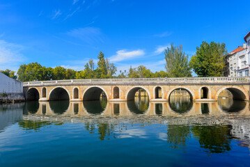 Fototapeta premium Alte Brücke über dem Fluss Nabão in Tomar, Portugal 