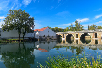 Obraz premium Alte Brücke über dem Fluss Nabão in Tomar, Portugal 