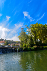 Obraz premium Der Nabão-Fluss in Tomar, Portugal