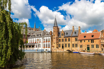 Fototapeta na wymiar Tourist boat on canal in Bruges