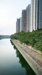 Tin Shui Wai, localizada nos Novos Territórios em Hong Kong.
Rio e edifícios residenciais