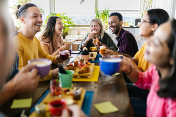 Happy group of multiracial people gathering together while having breakfast on rooftop cafe restaurant. People laughing and feeling happy - Focus on blonde woman in the center - obrazy, fototapety, plakaty