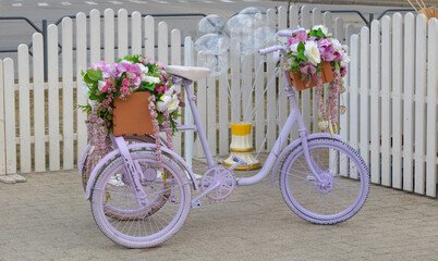 Fototapeta na wymiar A bicycle decorated with artificial flowers on it