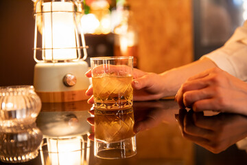 カウンターでお酒を飲む女性　BAR