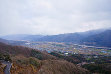 Fototapeta premium 吉野川中流域に広がる平野と四国山地(徳島県三好市健康とふれあいの森からの眺望)
