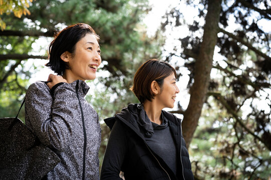 スポーツウェアを着たミドル世代の日本人女性2人