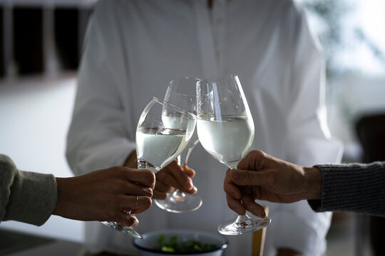 乾杯する女性たちの手元