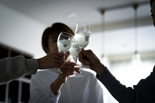 乾杯する女性たちの手元