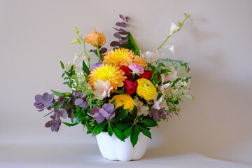 赤とオレンジのフラワーアレンジメント