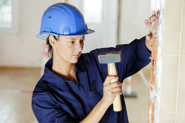a female builder using sledgehammer