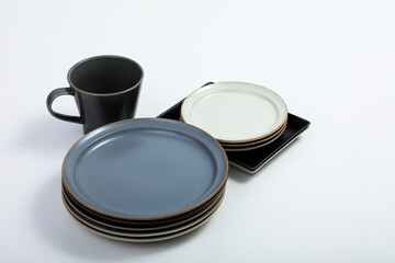 重ねた皿とコップ