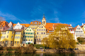 Obraz premium Frühlingshafte Entdeckungstour durch die Universitätsstadt Tübingen am Neckar - Baden-Württemberg - Deutschland 
