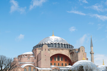Obraz premium Hagia Sophia in winter, Istanbul, Turkey. Hagia Sophia or Hagia Sophia is one of the city's best-known tourist attractions. Beautiful natural view of Hagia Sophia on a sunny and cloudy day.