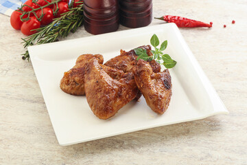 Roasted chicken wings with spicy sauce