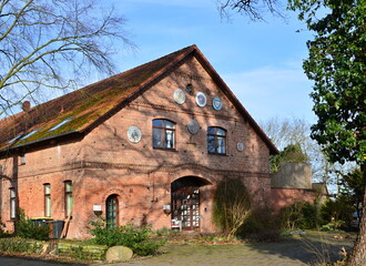 Fototapeta na wymiar Typische Norddeutsche Architektur im Dorf Eilte am Fluss aller, Niedersachsen