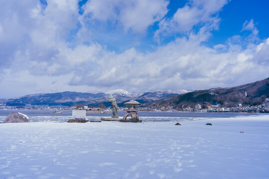 冬の諏訪湖と青空